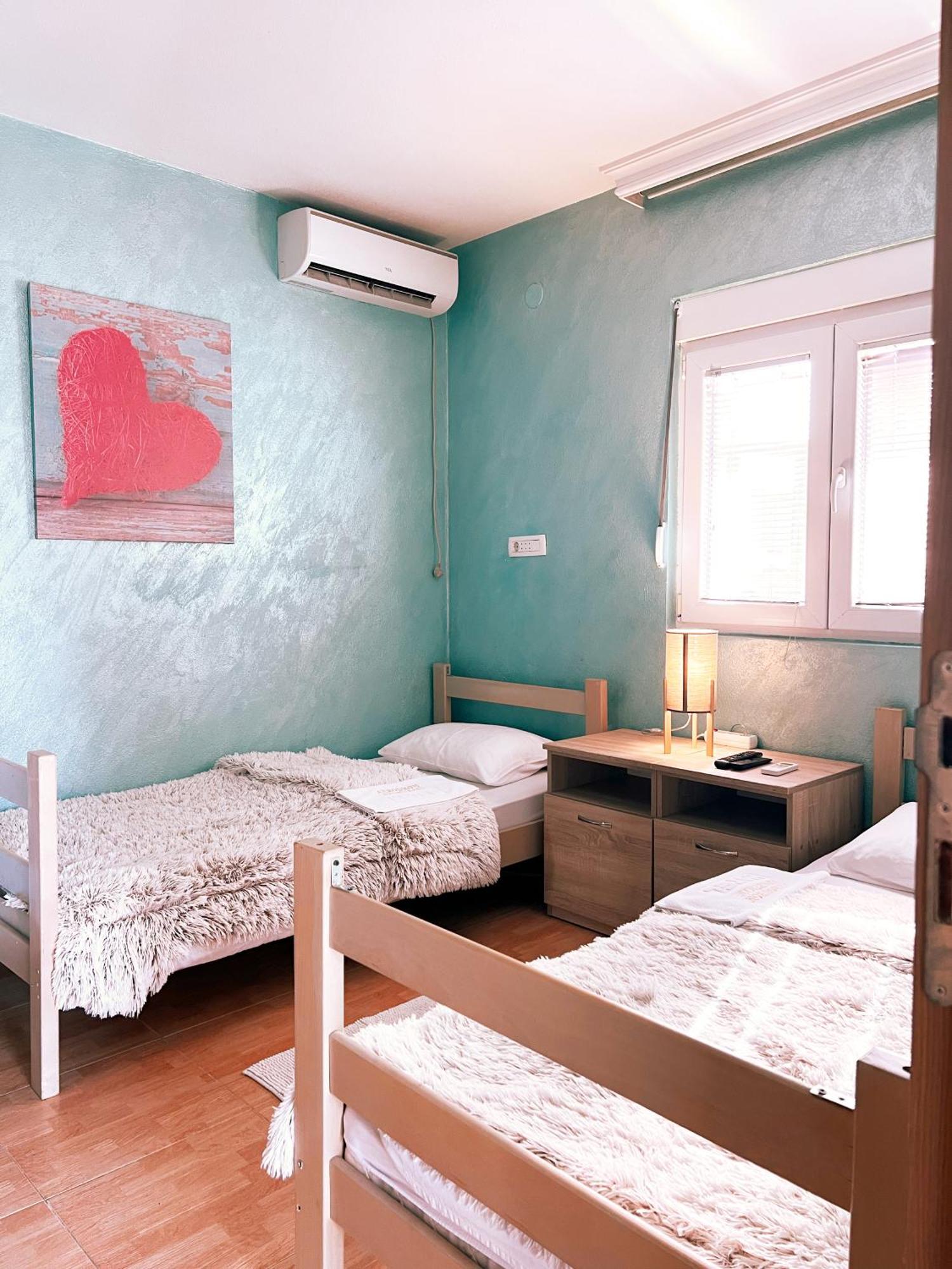 Apartments Aerodrom Podgorica Rum bild